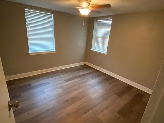 Bedroom w ceiling fan