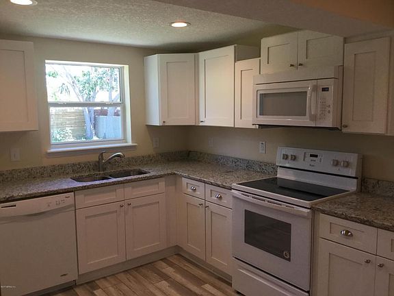 3rd image of 478 Arricola Ave