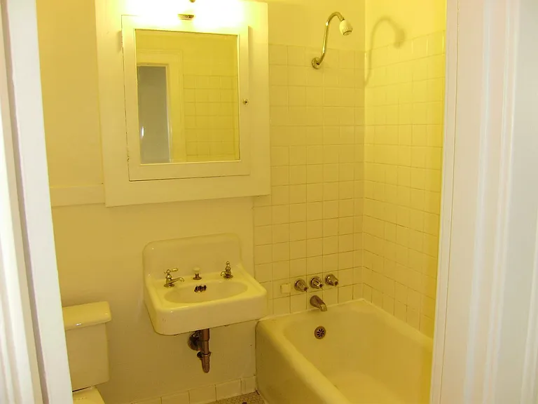 111-115 E Roanoke St #2523-2529 — Photo 6
