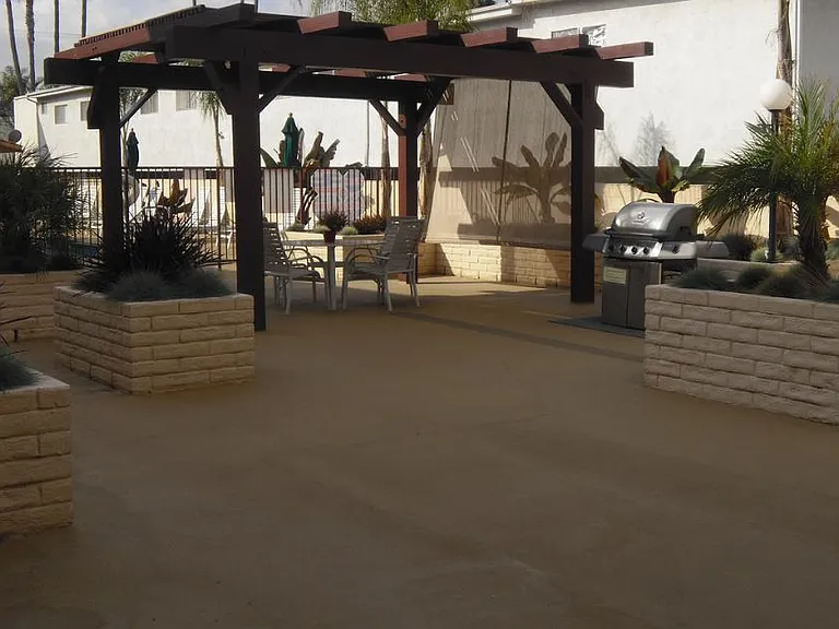 Chateau Garnet Apts. — Photo 8