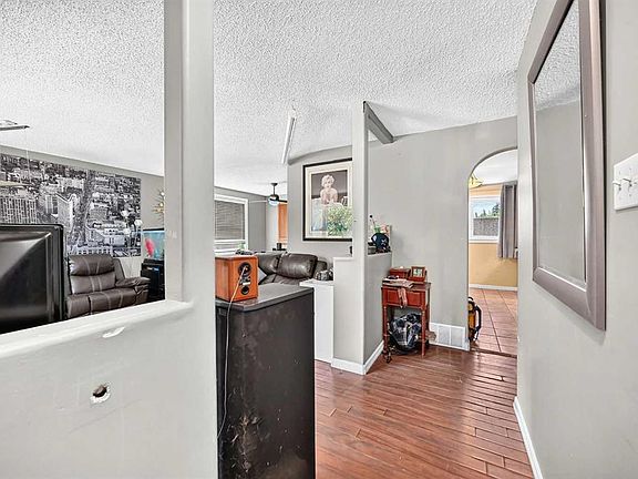 4th image of 23 E Spruce Cres