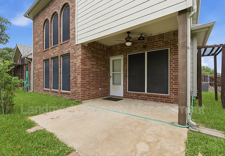 2115 Lexington Dr — Photo 28