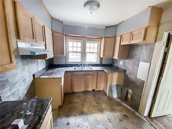 4th image of 2128 Putnam St