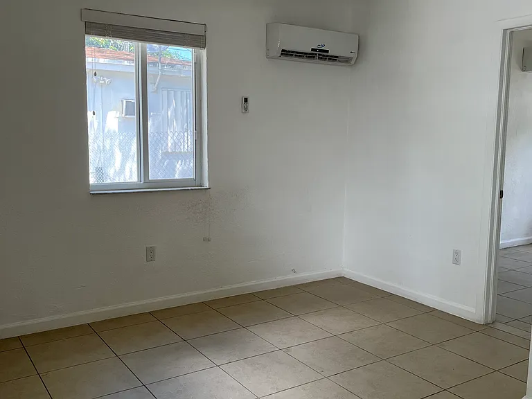 6331 NE 4th Ct — Photo 7