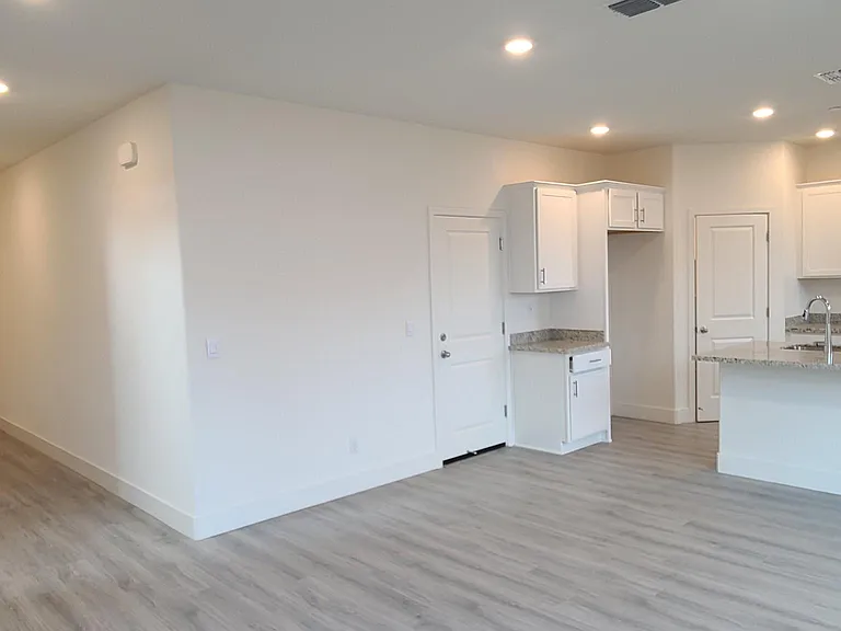 938 Pipit St — Photo 6