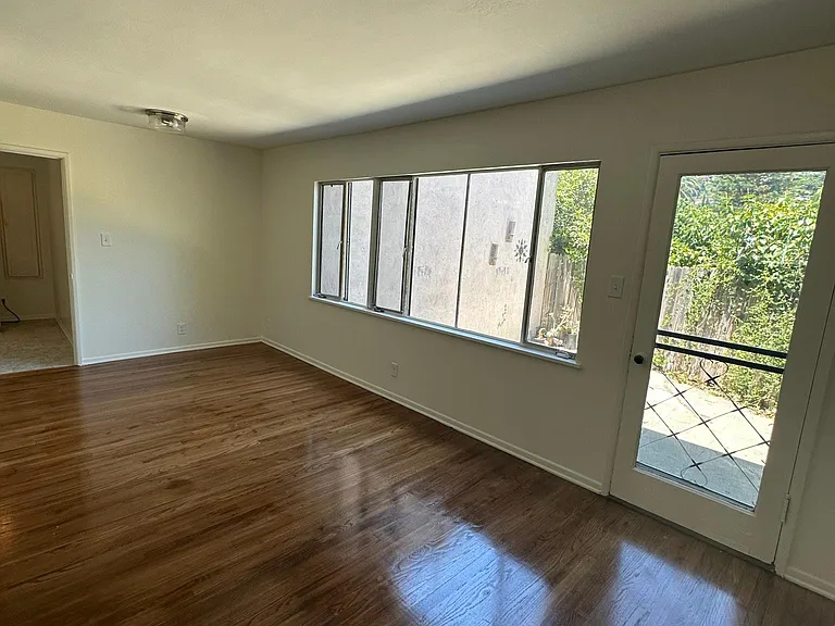 2232 N Beachwood Dr #7 — Photo 4