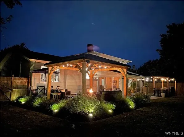 715 Edgewater Dr, Amherst, NY 14228