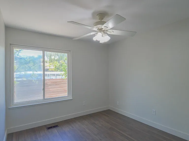 1321 Astoria Dr — Photo 47