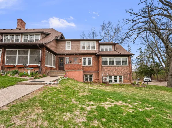2 Breezy Point Rd, Clinton, IA 52732