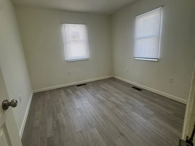 502 Troy Ave — Photo 4