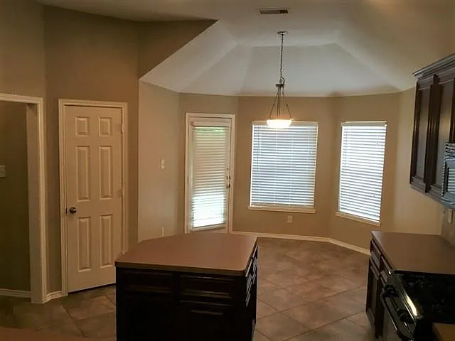 3 bed, 2.0 bath, 1824 sqft, $1,990 — Photo 4
