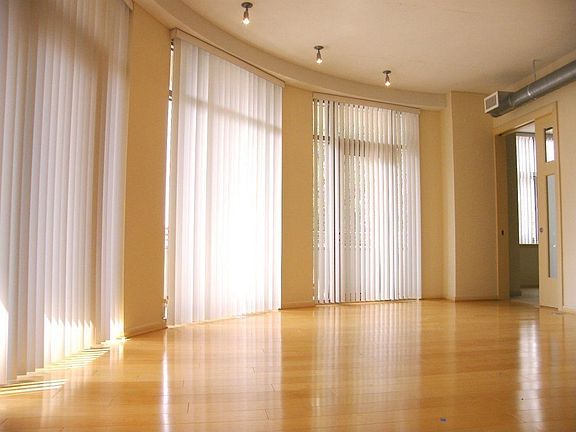 20 FT Plus Living Room