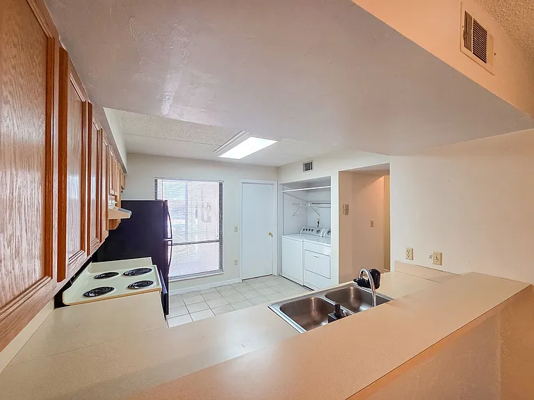 1634 SW 16th St — Photo 9
