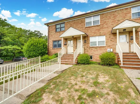 628 Sharon Garden Ct, Woodbridge, NJ 07095