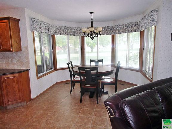 4th image of 561 Laura Ln