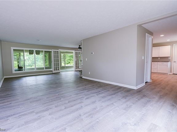 3rd image of 35 Lakeview Dr