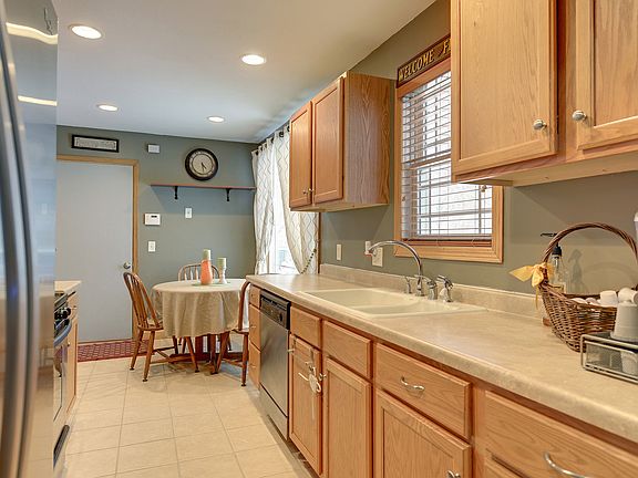 3rd image of 706 Ocala Ln