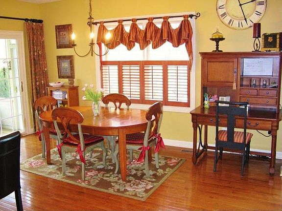 Kitchen/Eating Area