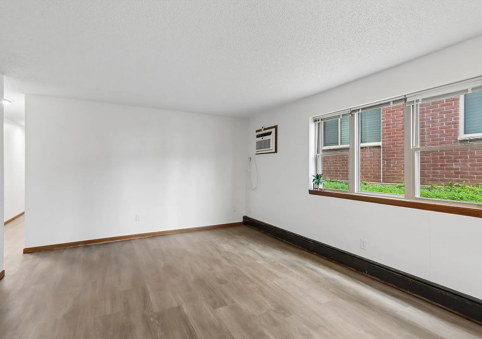 1028 Newton (Arena Apartments III) — Photo 4