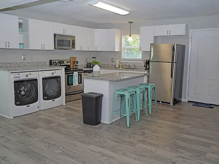 115 E Yonge St — Photo 29