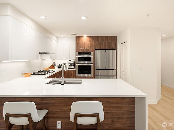 5th image of 225 4th Avenue #B209