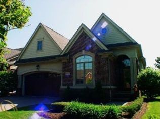 5549 Pembrooke Crossing Dr, West Bloomfield, MI