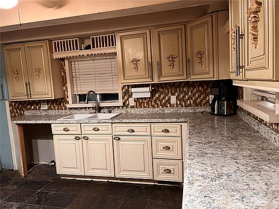 3rd image of 404 Triangle Dr