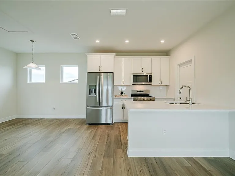 7910 Lake Flores Ave — Photo 6