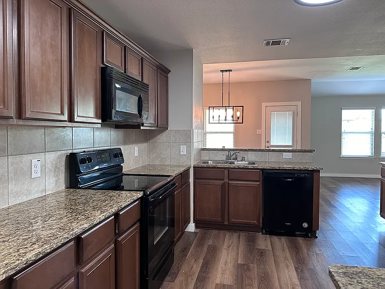 1404 Pampa Grass Dr — Photo 11