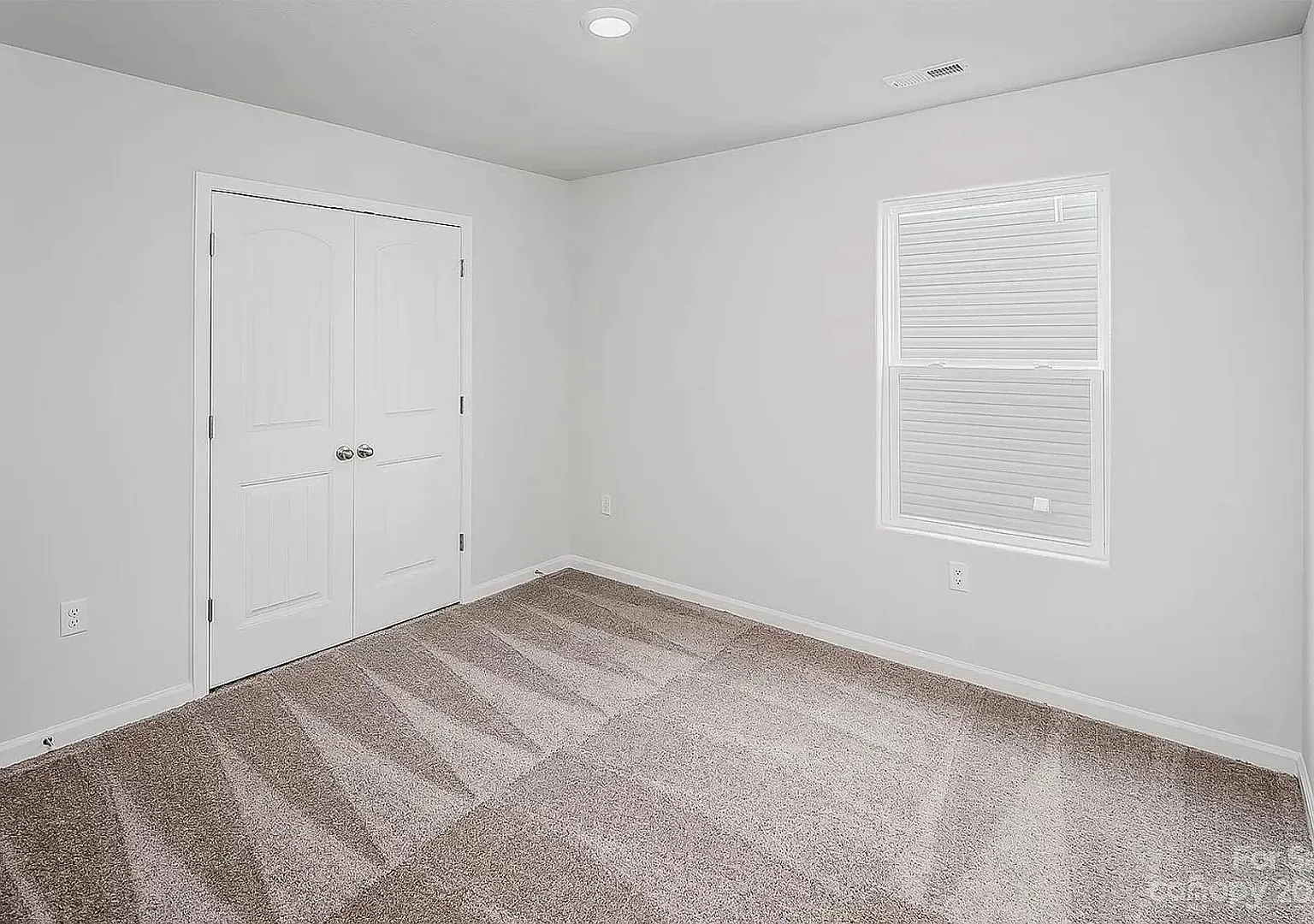 Room in 4 Bedroom Home at Transatlantic Ave — Photo 4