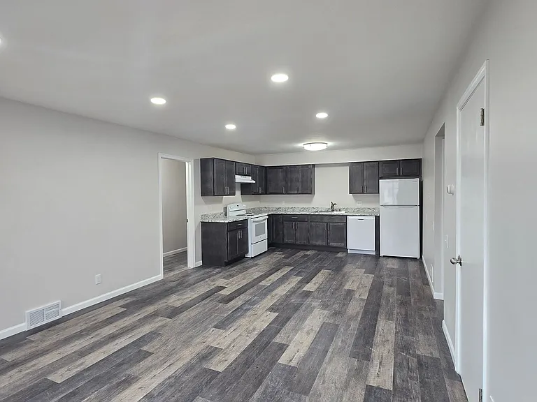 Lake Point Apartments — Photo 11