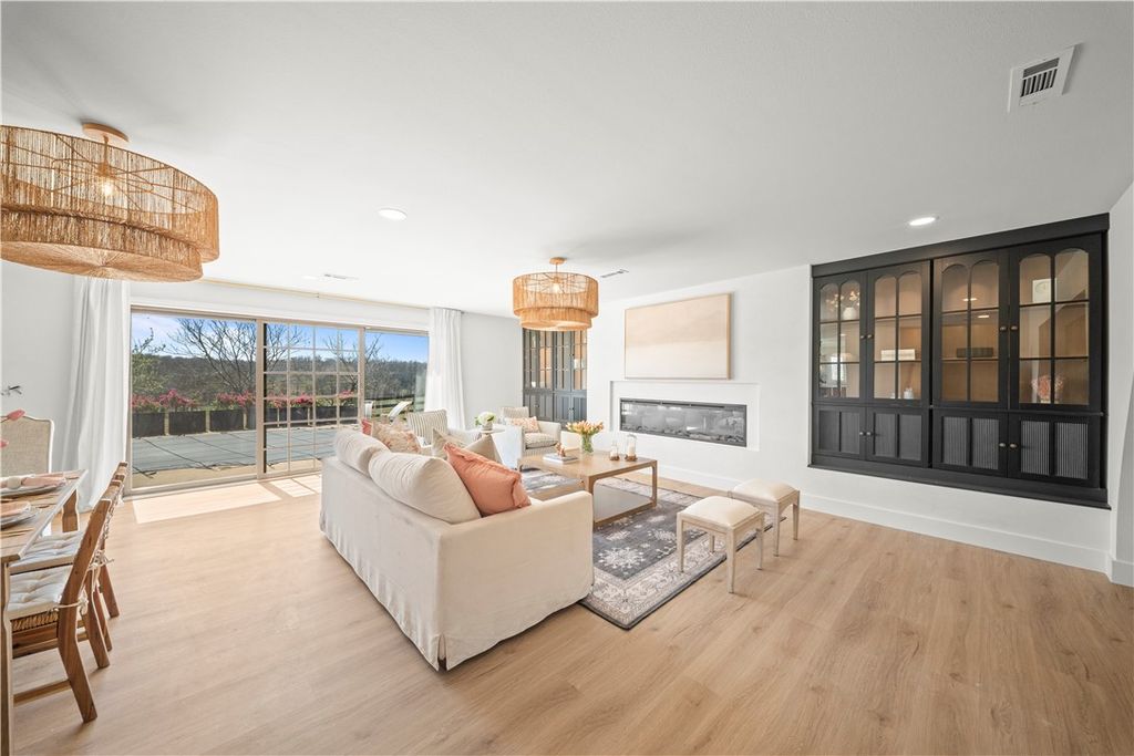 Apartment in Tontitown, Washington - View 4