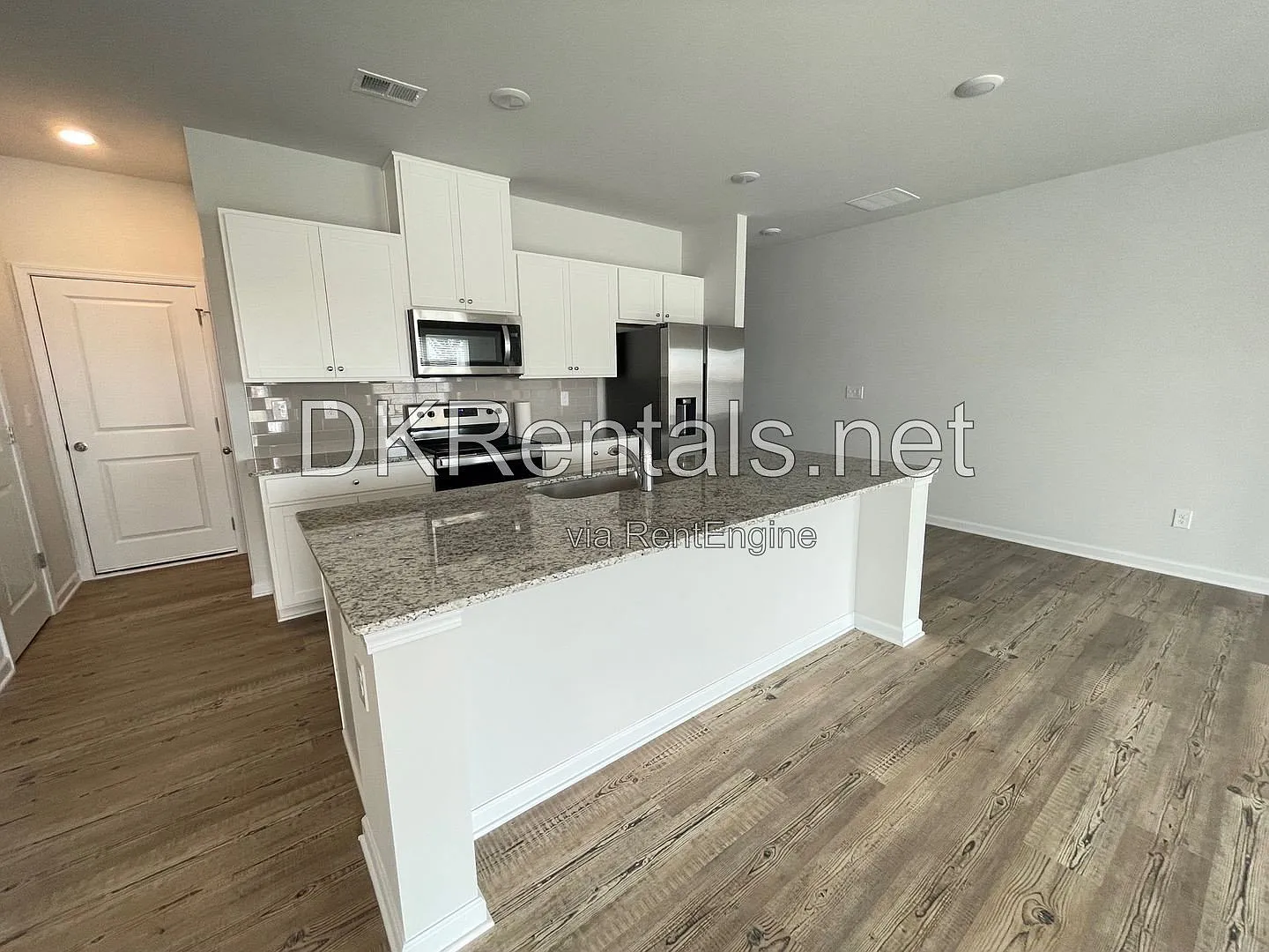 3 bed, 2.5 bath, 1843 sqft, $1,990 — Photo 3