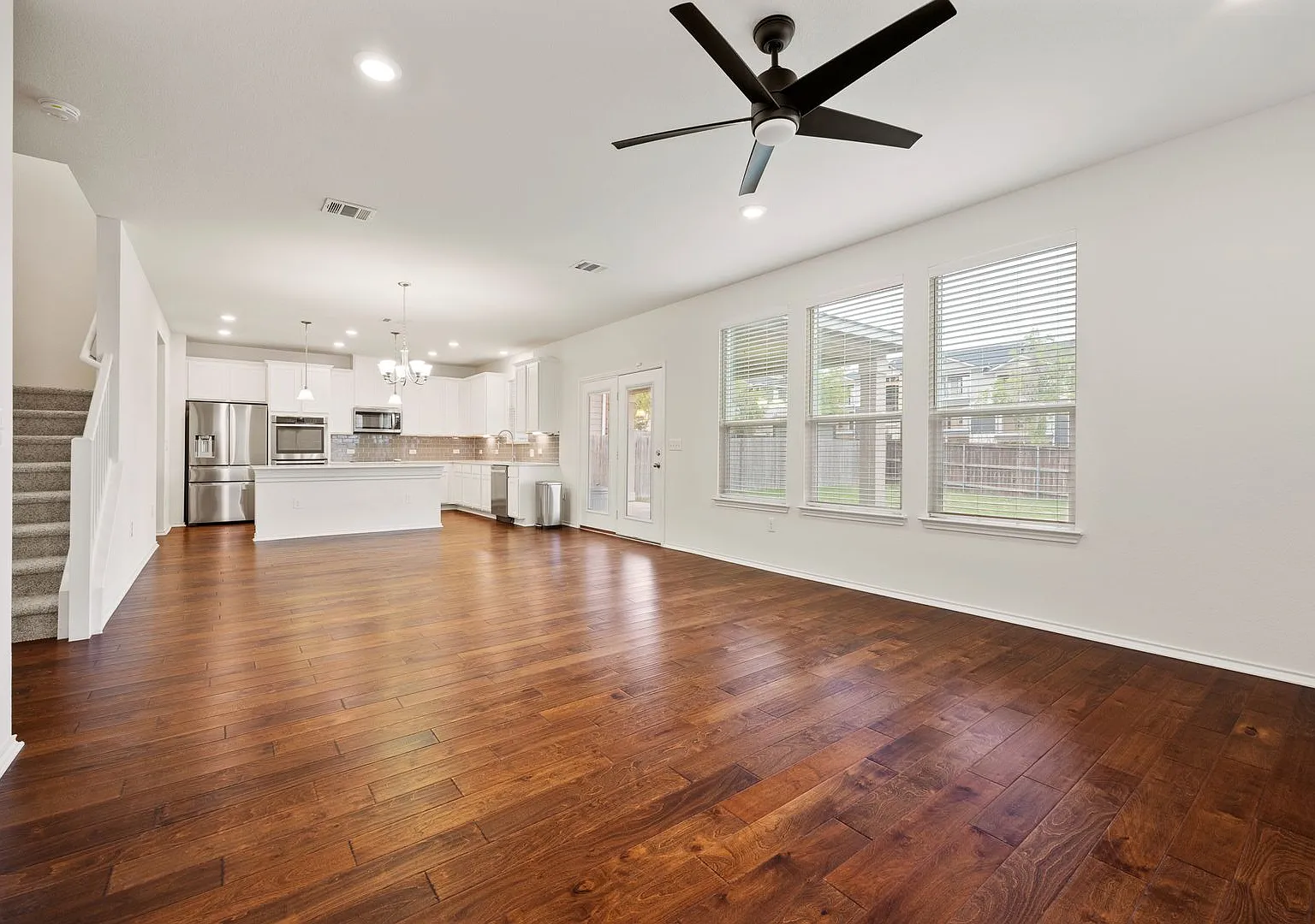 Beautiful 3BR Home with Open Floor Plan, Covered Patio & Private Fenced Yard in South Austin — Photo 3