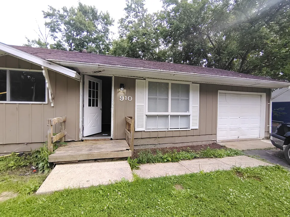 910 Holiday Dr