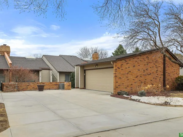 919 S 112th Plz, Omaha, NE 68154