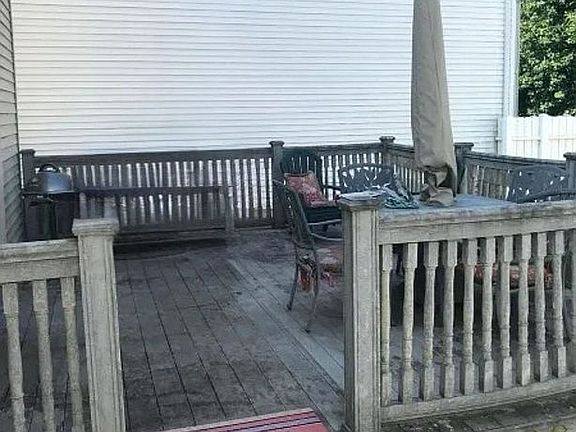 3rd image of 44 Oak Knoll Dr