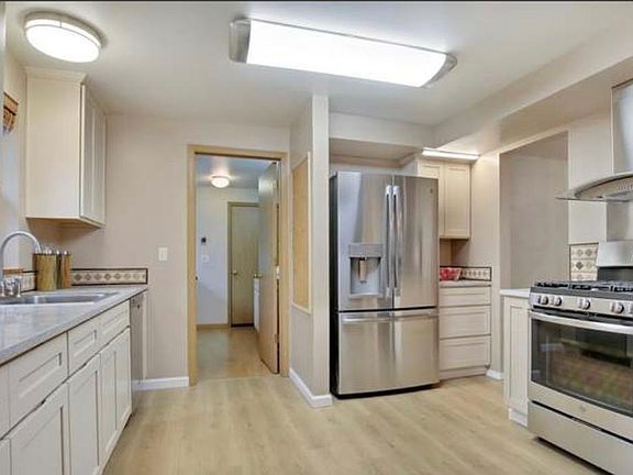 4th image of 1701 23rd Avenue Ct SE