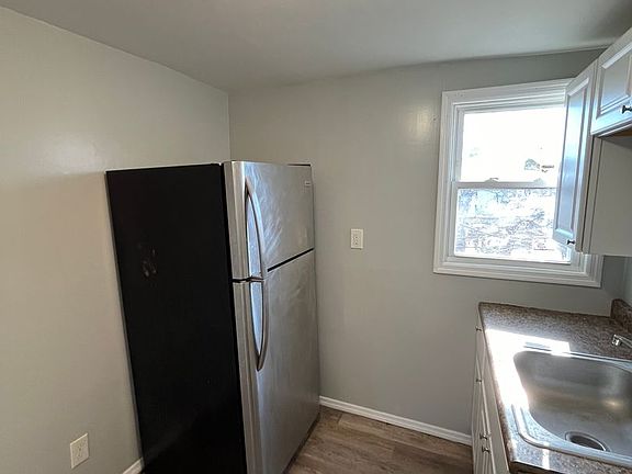 4th image of 37 N Clinton St #4