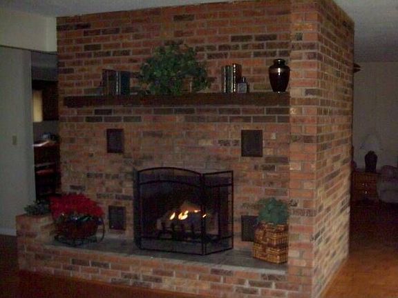 Fireplace w/gas logs