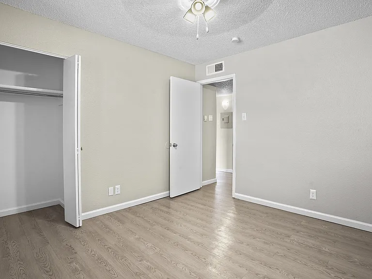 Paso Oeste Apartments — Photo 13