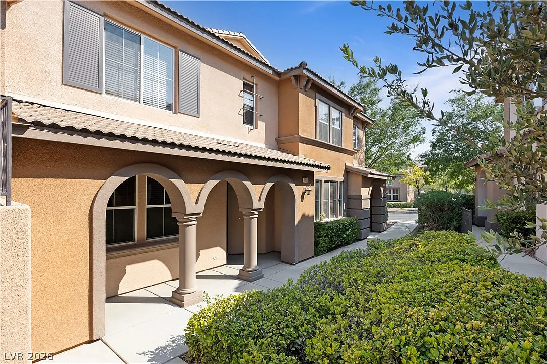 3 bed, 2.5 bath, 1603 sqft, $2,325 — Photo 3