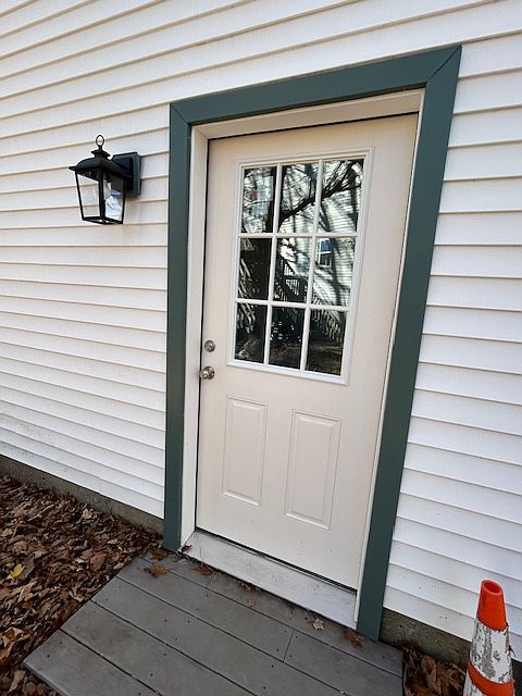 Private side entrance to apartment and garage