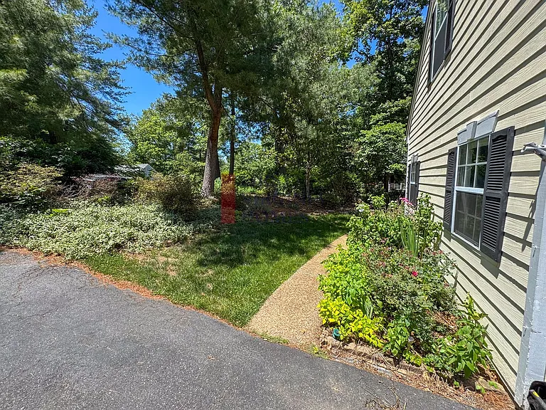 202 Blackthorn Ln — Photo 3