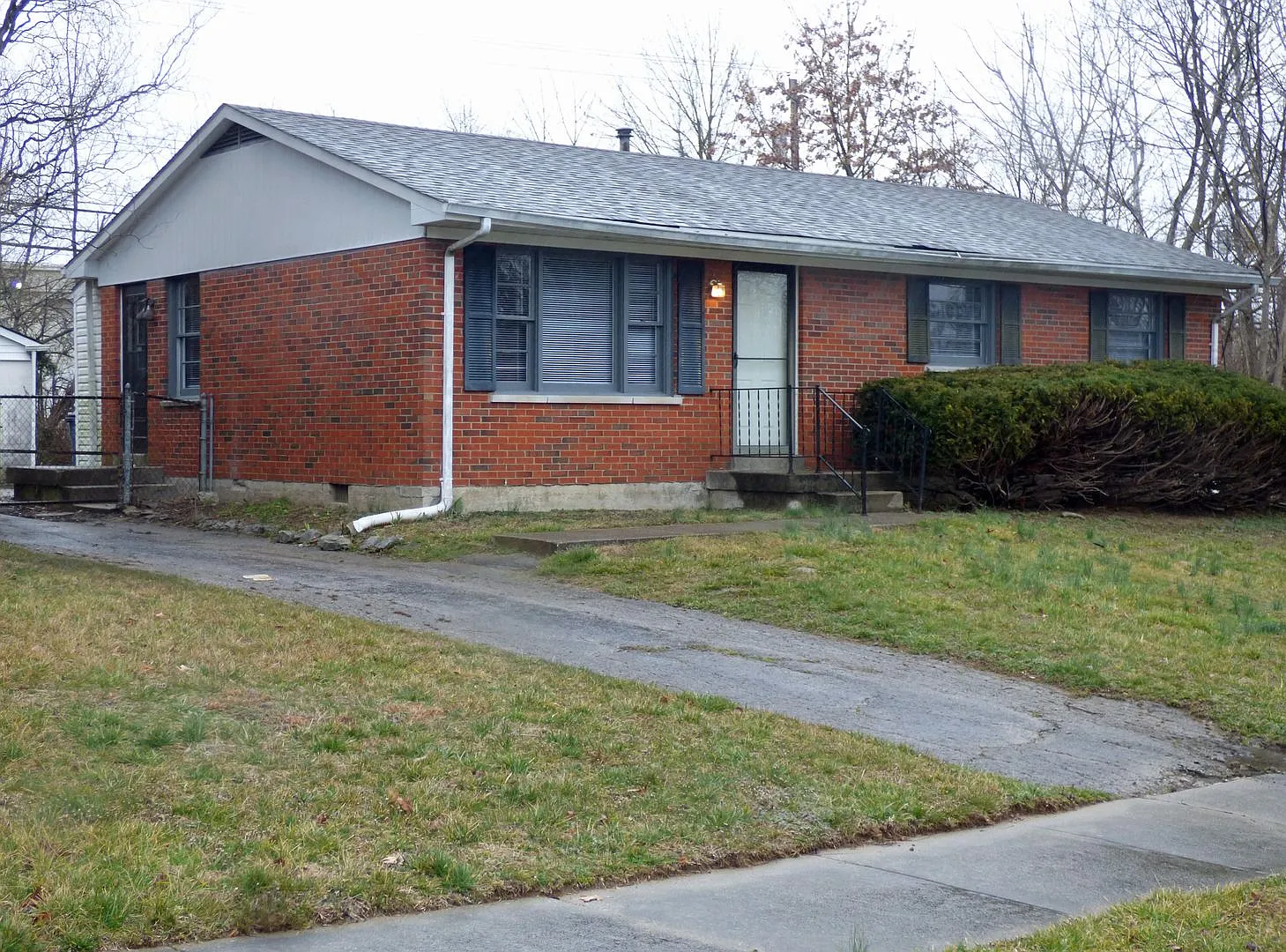 Lovely 3 Br House! Hw Floors, Fenced Backyard, Garage, Pets Ok! — Photo 2