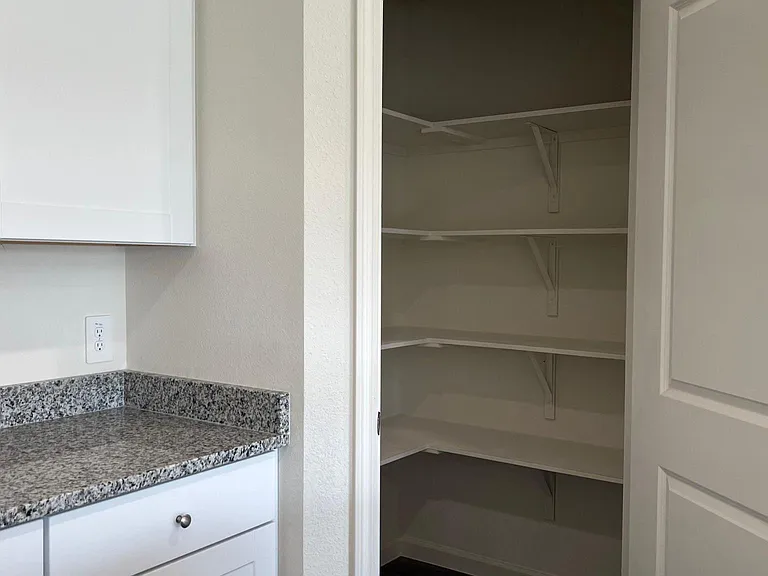 702 Camden Dr — Photo 32