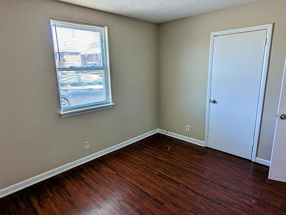 3rd image of 910 Trailwood Cir #910