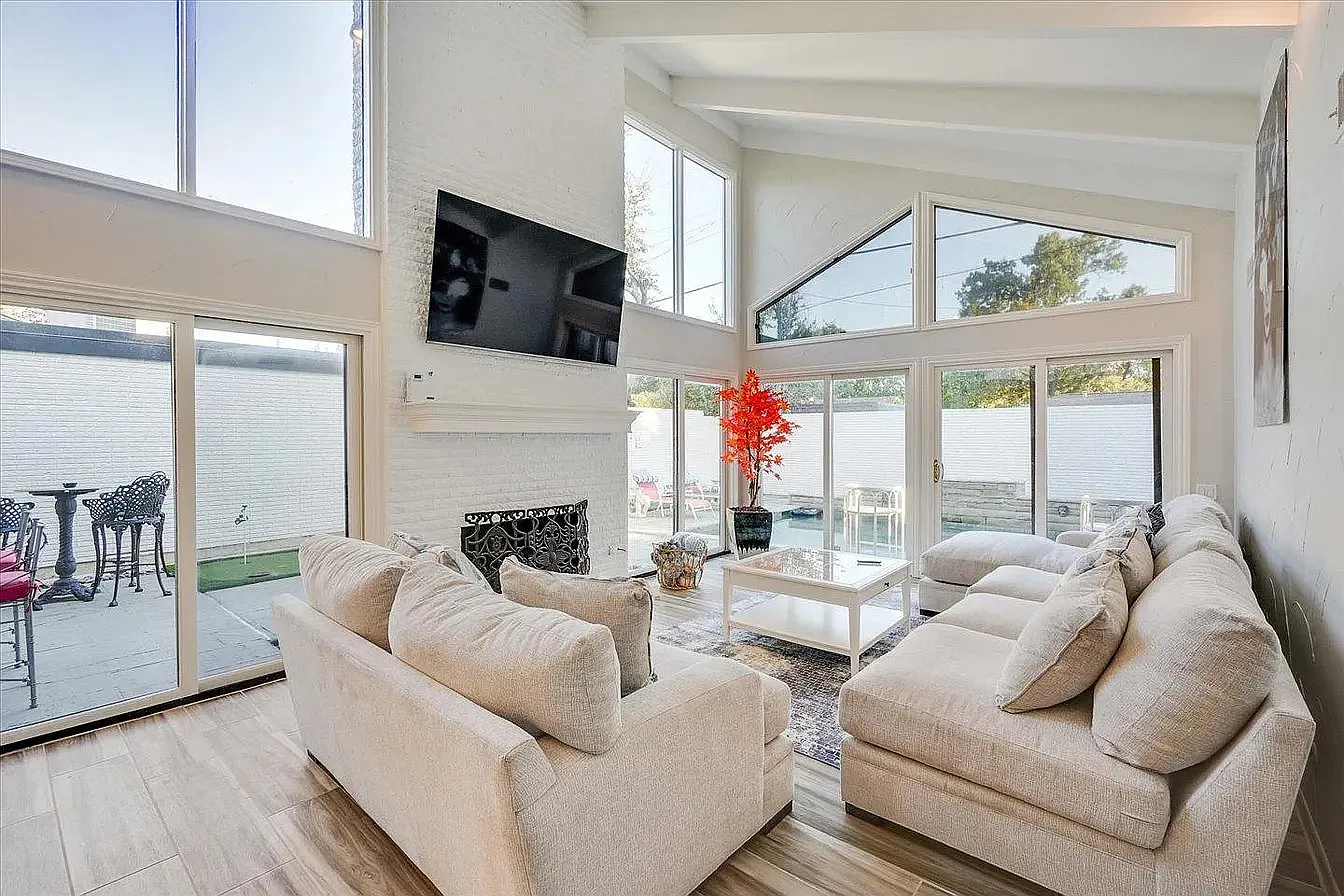4 bed, 2.5 bath, 2333 sqft, $4,500 — Photo 3