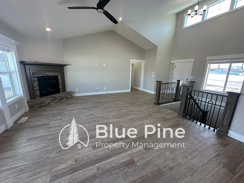 5 bed, 3.0 bath, 3755 sqft, $3,050 — Photo 4