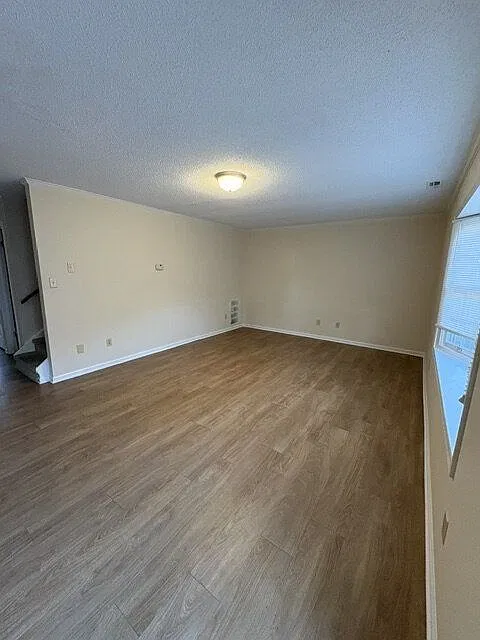 3 bed, 2.5 bath, 1386 sqft, $1,425 — Photo 2